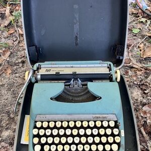 Vintage smith corona silver tighten typewriter.